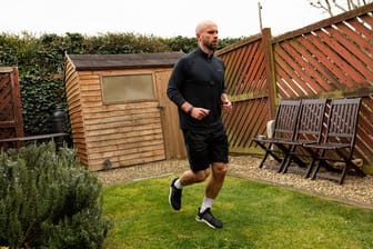 James Campbell läuft in seinem nur etwas mehr als sechs Meter langen Garten einen Marathon.