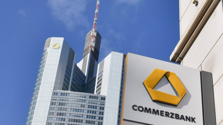 Commerzbank-Zentrale in Frankfurt: Die Bank will einem Medienbericht zufolge eine weitere halbe Milliarde Euro einsparen.
