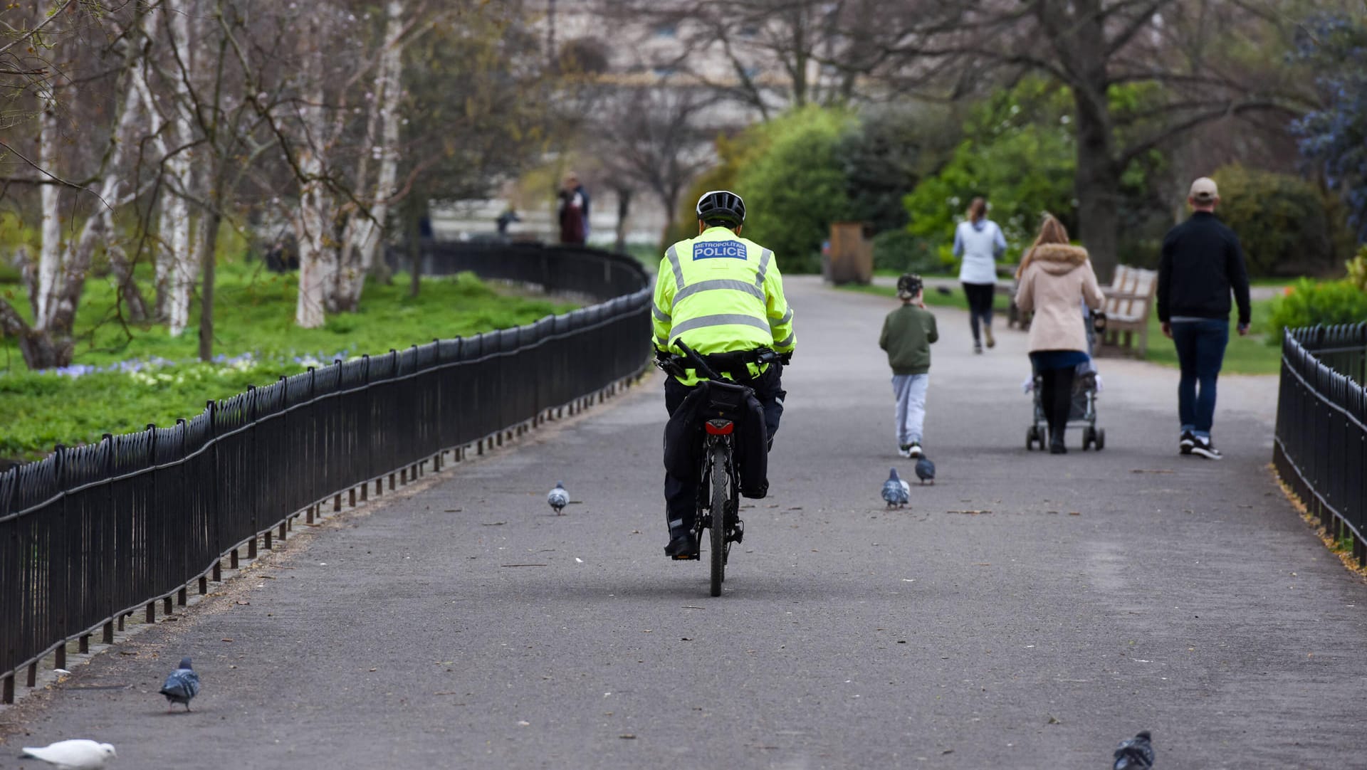 Polizist in England auf dem Fahrrad unterwegs: Der Betreffende stellte einen Dieb und wurde angehustet. (Symbolbild) Polizist in England auf dem Fahrrad unterwegs: Der Betreffende stellte einen Dieb und wurde angehustet. (Symbolbild)