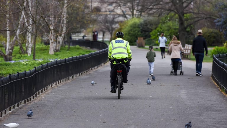 Polizist in England auf dem Fahrrad unterwegs: Der Betreffende stellte einen Dieb und wurde angehustet. (Symbolbild)