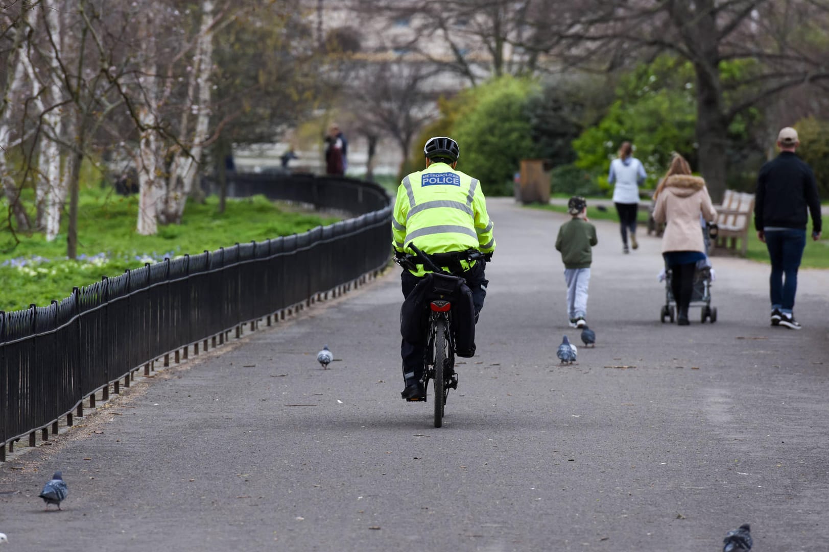 Polizist in England auf dem Fahrrad unterwegs: Der Betreffende stellte einen Dieb und wurde angehustet. (Symbolbild)