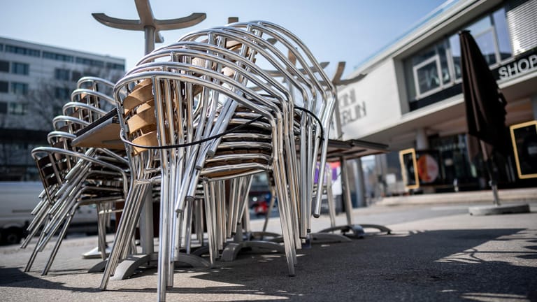 Stühle und Tische sind an einem Cafe am Breitscheid-Platz hochgestellt. Nicht alle Lokale halten sich an die Corona-Verordnungen.