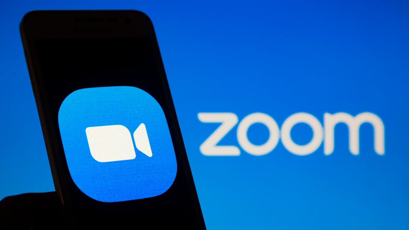 Das Logo vom Videokonferenz-Dienst Zoom ist auf einem Smartphone: Der Dienst soll Sicherheitslücken gestopft haben.
