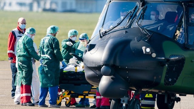 Ein Hubschrauber bringt Corona-Patienten aus Frankreich.
