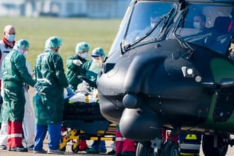 Ein Hubschrauber bringt Corona-Patienten aus Frankreich.