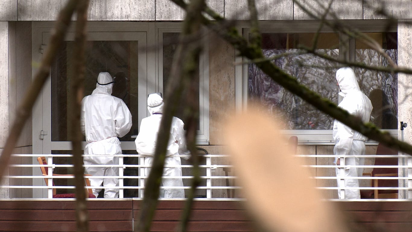 Wolfsburg: In Schutzkleidung stehen Pflegekräfte am Hanns-Lilje-Heim. In dem Heim sind 22 Menschen nach einer Infektion mit dem Coronavirus gestorben.