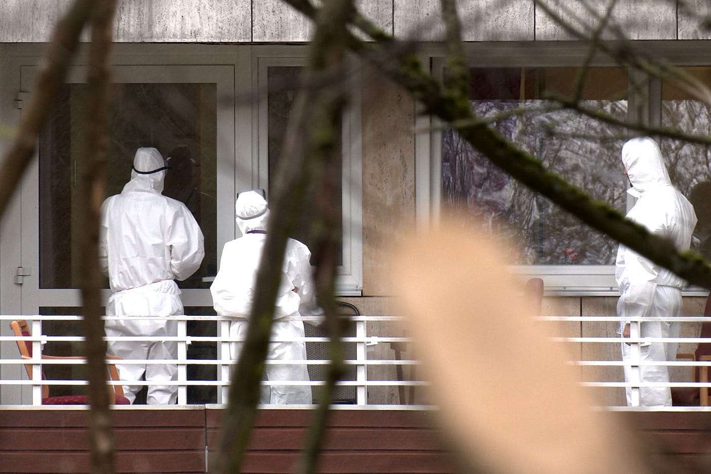 Wolfsburg: In Schutzkleidung stehen Pflegekräfte am Hanns-Lilje-Heim. In dem Heim sind 22 Menschen nach einer Infektion mit dem Coronavirus gestorben.