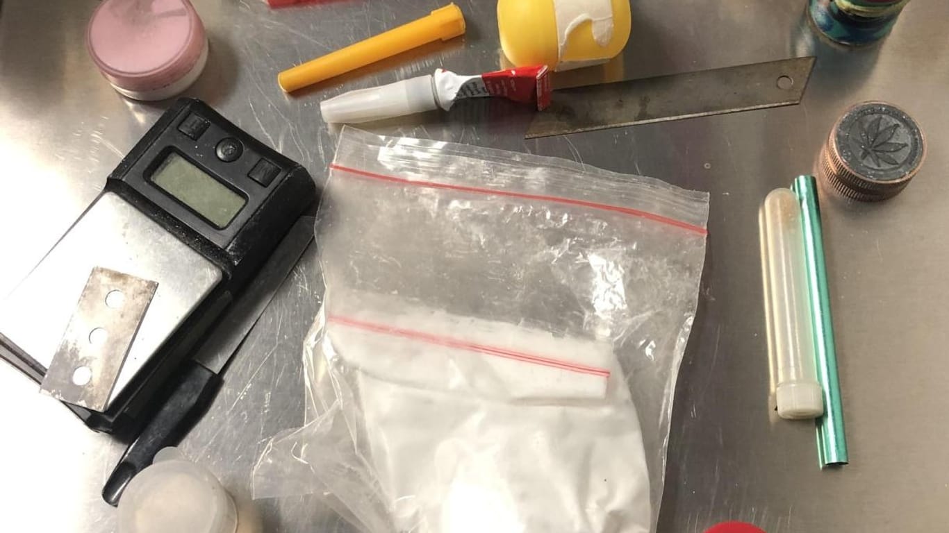 Amphetamine und Drogenzubehör liegen ausgebreitet auf einer Metallfläche: Bundespolizisten in Essen stellten Drogen und das Zubehör bei zwei Männern sicher.