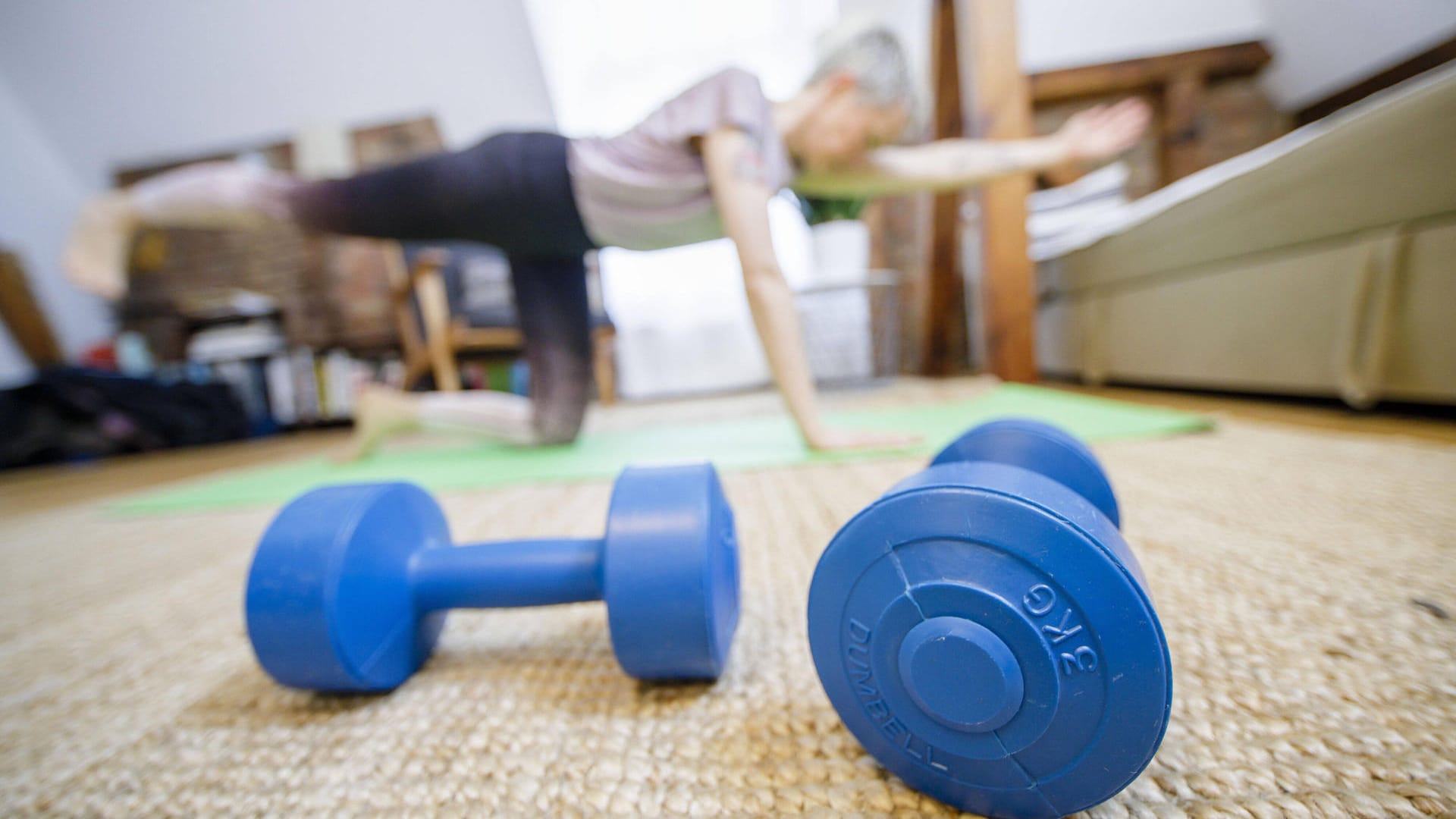 Sport zu Hause: Gegen Fitnesstraining in den eigenen vier Wänden ist nichts einzuwenden – nur lärmintensives Training legt man besser nicht in die Ruhestunden. Sport zu Hause: Gegen Fitnesstraining in den eigenen vier Wänden ist nichts einzuwenden – nur lärmintensives Training legt man besser nicht in die Ruhestunden.