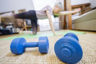 Sport zu Hause: Gegen Fitnesstraining in den eigenen vier Wänden ist nichts einzuwenden – nur lärmintensives Training legt man besser nicht in die Ruhestunden.