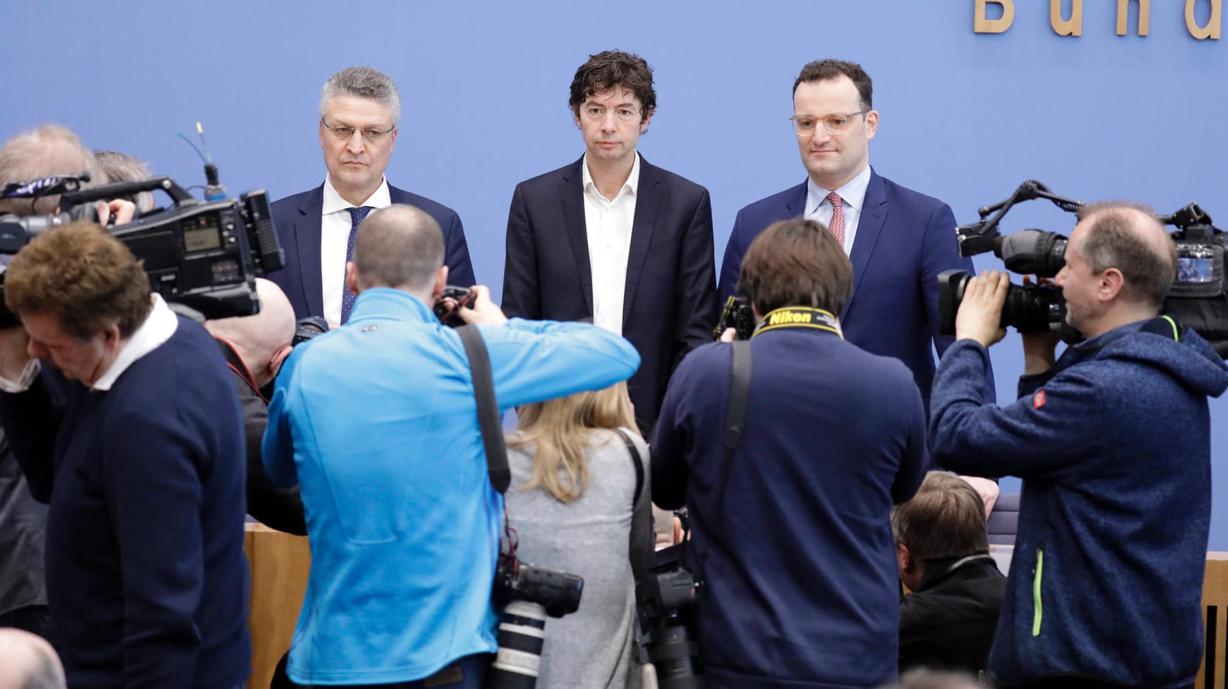 Jens Spahn M und Lothar Wieler, Präsident des Robert Koch-Institut: Die "Gesellschaft für Virologie" mit Sitz in Erlangen hat nach eigenen Angaben circa 1.000 Mitglieder – in den Medien treten trotzdem immer nur die gleichen Experten auf.