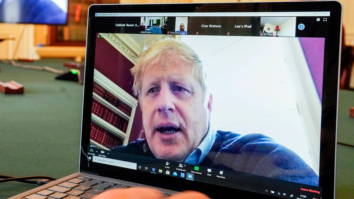 Boris Johnson in einer Video-Konferenz: Der britische Premierminister ist selbst mit dem Coronavirus infiziert und steht unter Quarantäne. Boris Johnson in einer Video-Konferenz: Der britische Premierminister ist selbst mit dem Coronavirus infiziert und steht unter Quarantäne.