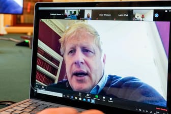 Boris Johnson in einer Video-Konferenz: Der britische Premierminister ist selbst mit dem Coronavirus infiziert und steht unter Quarantäne.