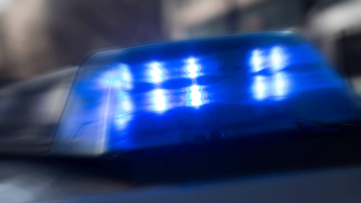 Blaulicht auf einem Einsatzfahrzeug: In Bielefeld hat ein 28-Jähriger versucht, der Polizei zu entkommen (Symbolbild).