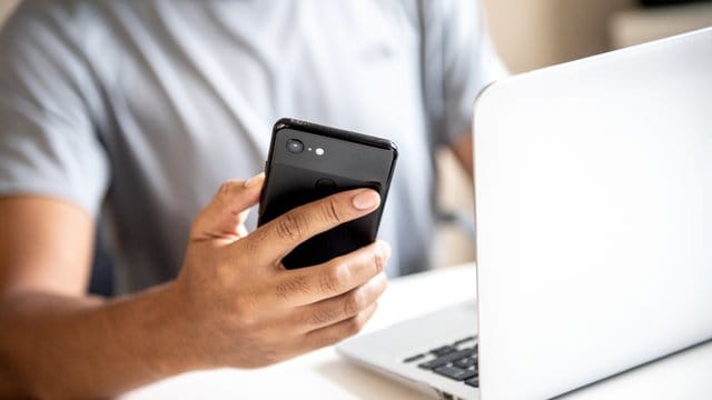 In der Corona-Krise ist das Internet umso wichtiger als Verbindung zum Rest der Welt - dadurch kann aber auch die Suchtgefahr steigen. In der Corona-Krise ist das Internet umso wichtiger als Verbindung zum Rest der Welt - dadurch kann aber auch die Suchtgefahr steigen.