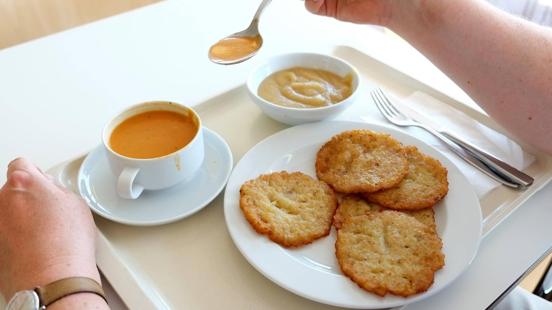 Kantinenessen: Wenn Ihre Kantine während der Corona-Krise weiterhin geöffnet ist, sollten Sie besonders auf die Hygiene bei Tablett, Geschirr und Besteck achten.