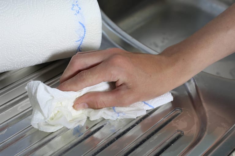 Küchenkrepp zum Aufwischen: Die sogenannten Hygienepapiere sind beliebt. Umweltschützer beobachten den Trend mit Sorge, denn er geht zu Lasten der Umwelt.