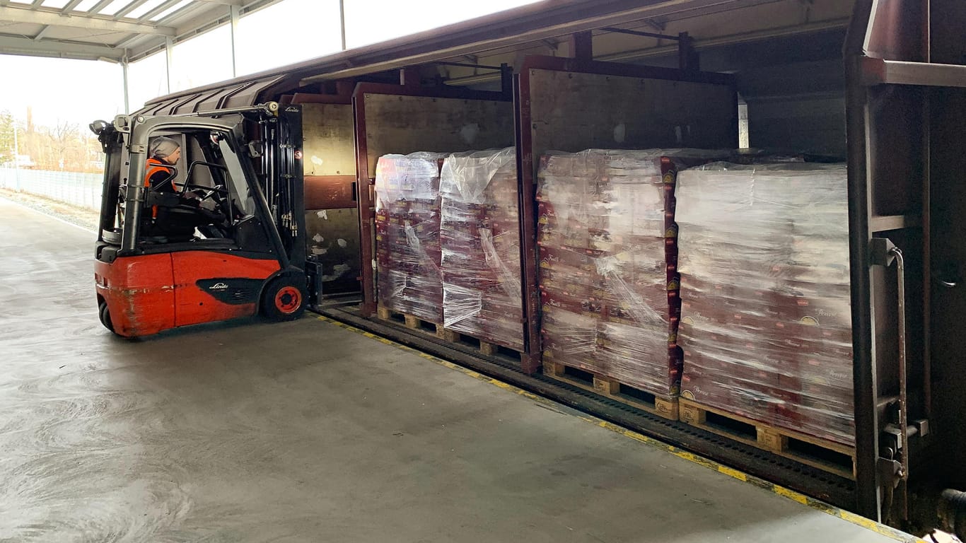 Pasta-Nachschub aus Italien: 200 Tonnen Nudel werden in einem Sonderzug nach Deutschland gebracht.