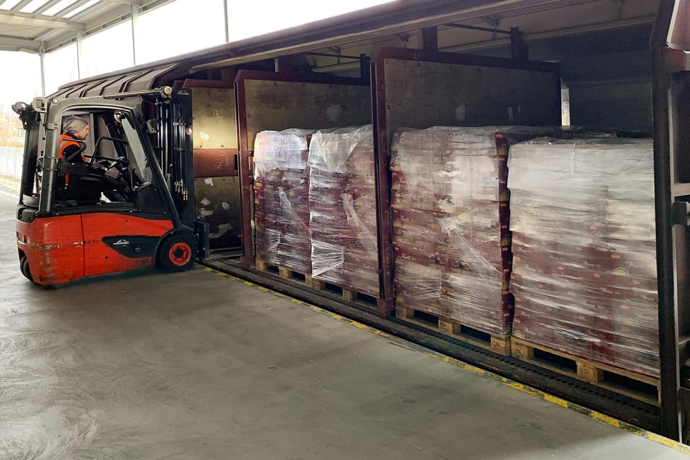 Pasta-Nachschub aus Italien: 200 Tonnen Nudel werden in einem Sonderzug nach Deutschland gebracht.