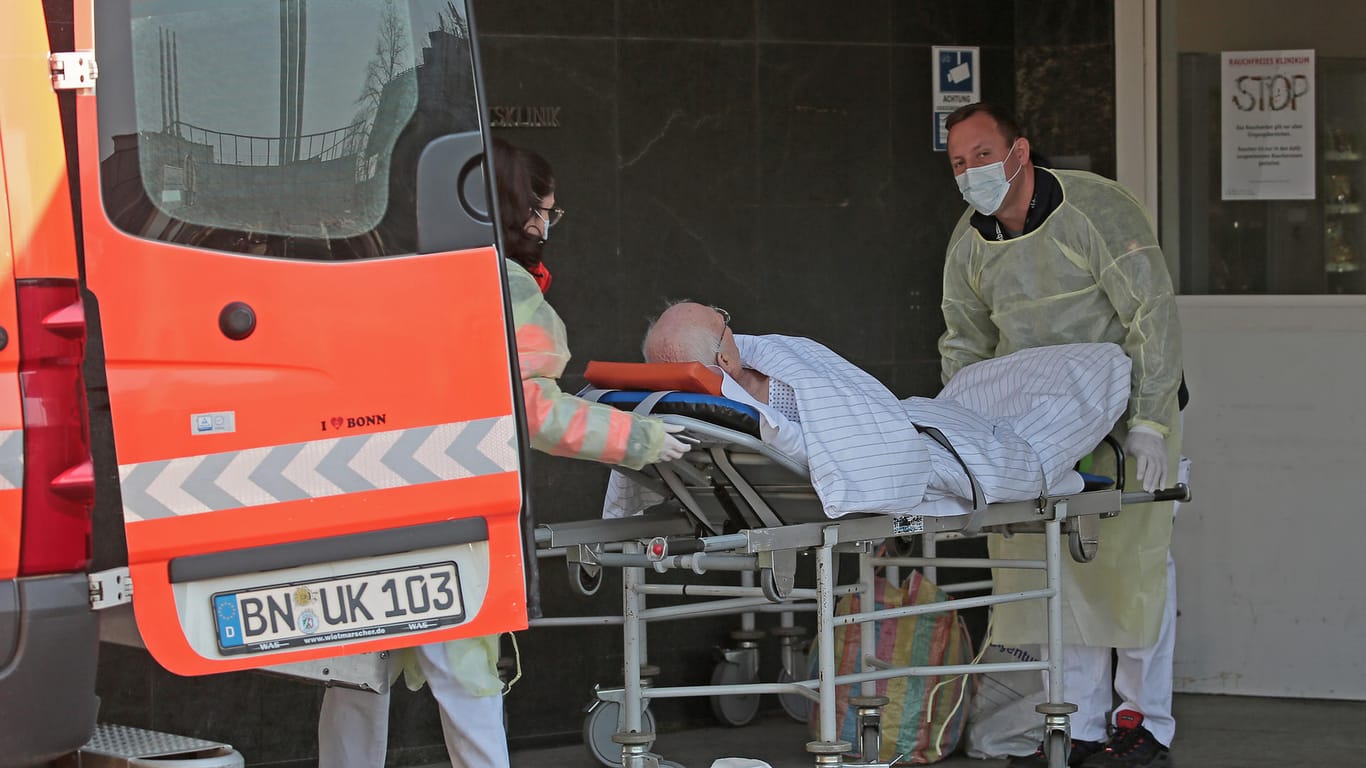 Ein Patient wird verlegt: Die Uniklinik Bonn wird wegen einer Weltkriegsbombe geräumt.