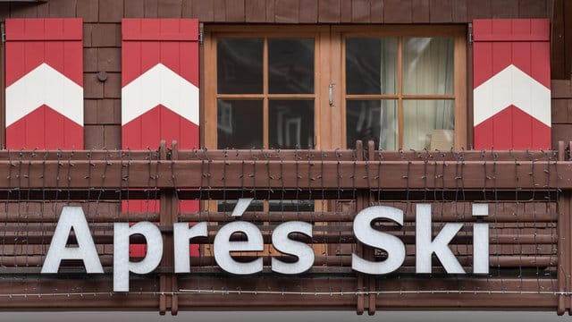Eine geschlossene Apres-Ski-Bar in dem österreichischen Ferienort Ischgl. Eine geschlossene Apres-Ski-Bar in dem österreichischen Ferienort Ischgl.
