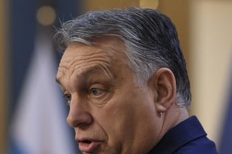 Der rechtsnationale Ministerpräsident Viktor Orban hatte sich am Montag vom Parlament in Budapest mit umfassenden Sondervollmachten ausstatten lassen.
