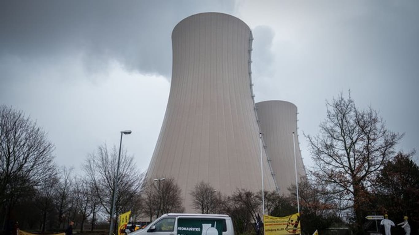 Wolken über den Kültürmen des Kernkraftwerkes Grohnde in Niedersachsen.