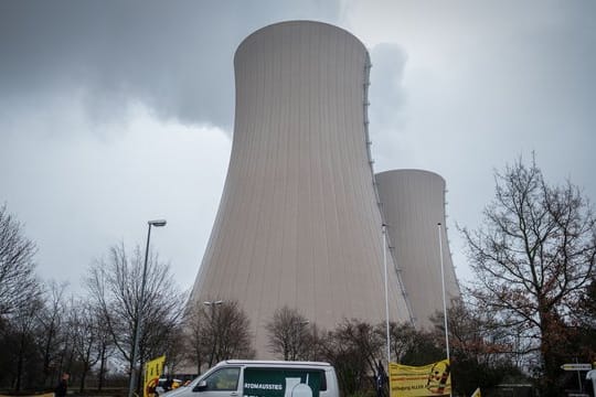 Wolken über den Kültürmen des Kernkraftwerkes Grohnde in Niedersachsen.