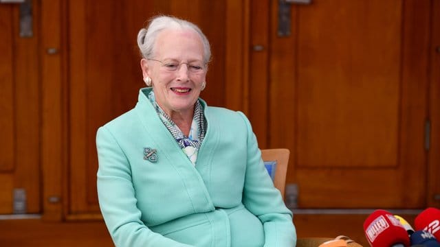 Königin Margrethe will ihren älteren Mitbürger mit Blumen eine Freude bereiten. Königin Margrethe will ihren älteren Mitbürger mit Blumen eine Freude bereiten.