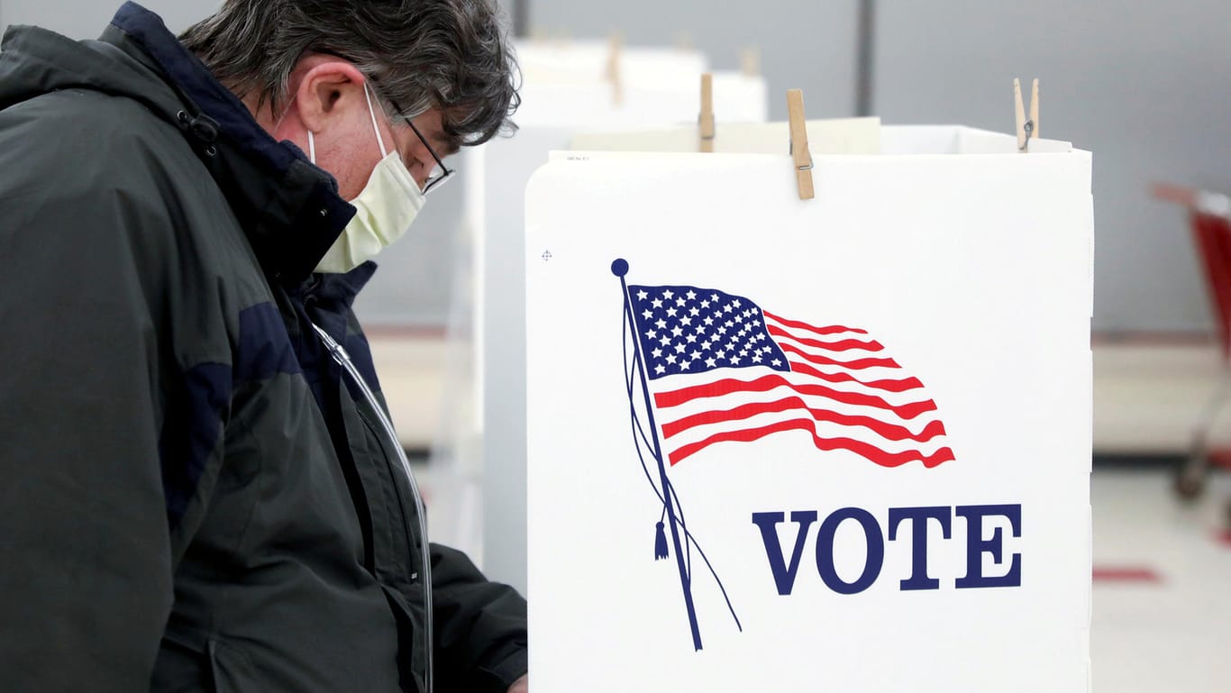 Ein Wähler bei der Vorwahl in Ottawa, Illinois: Wegen der Coronavirus-Pandemie haben die US-Demokraten ihren für Juli geplanten Nominierungsparteitag verschoben.