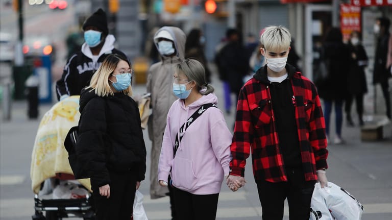 Fußgänger mit Mundschutz in New York: In keinem Land der Welt gibt es offiziell so viele registrierte Infektionen wie in den USA.