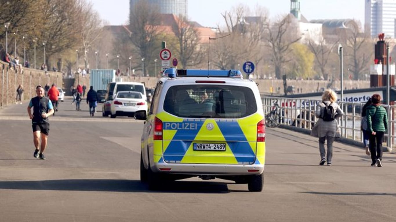 Die Polizei kontrolliert an der Rheinufer Promenade in Düsseldorf die Einhaltung der Vorsichtsmaßnahmen gegen die Coronavirus-Pandemie.