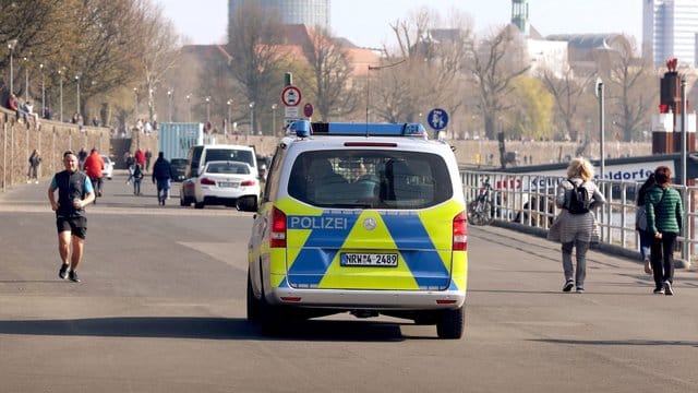 Die Polizei kontrolliert an der Rheinufer Promenade in Düsseldorf die Einhaltung der Vorsichtsmaßnahmen gegen die Coronavirus-Pandemie. Die Polizei kontrolliert an der Rheinufer Promenade in Düsseldorf die Einhaltung der Vorsichtsmaßnahmen gegen die Coronavirus-Pandemie.