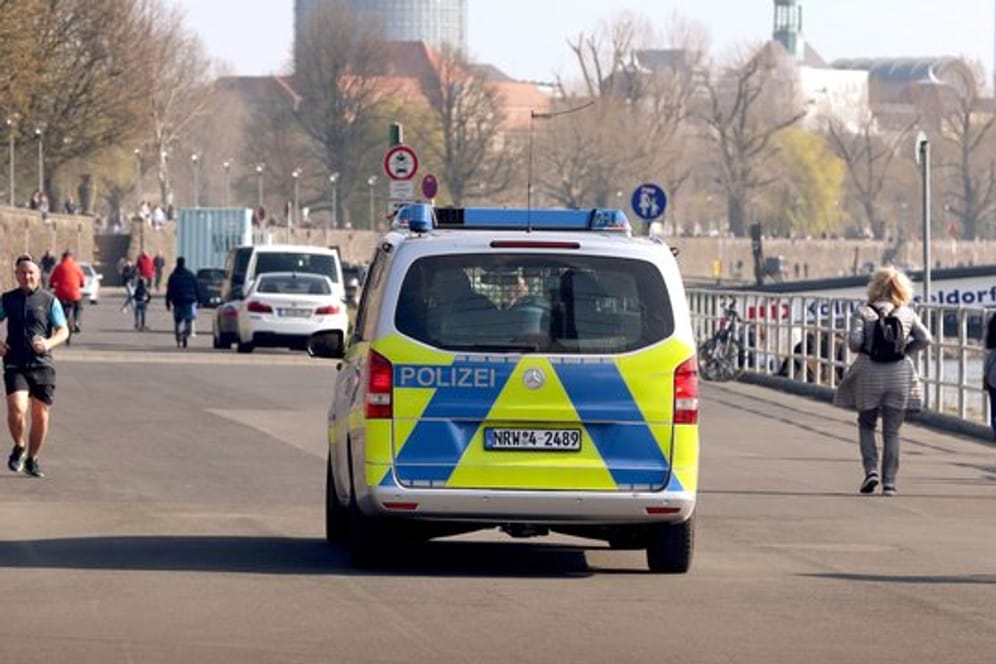 Die Polizei kontrolliert an der Rheinufer Promenade in Düsseldorf die Einhaltung der Vorsichtsmaßnahmen gegen die Coronavirus-Pandemie.