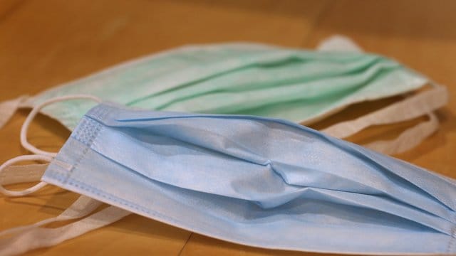 Das Robert-Koch-Institut kommt nun zu der Eischätzung: Wenn Menschen vorsorglich eine Maske tragen, könnte das das Risiko einer Übertragung von Viren auf andere mindern.