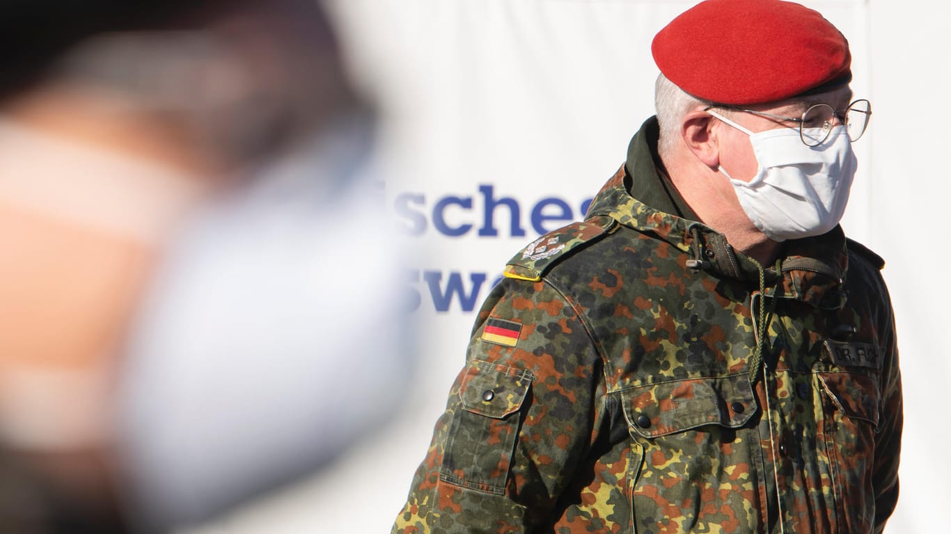 Ein Soldat der Bundeswehr mit Mundschutz: Laut eines Berichts will die Bundeswehr wegen Engpässen in der Versorgung selbst Desinfektionsmittel herstellen.