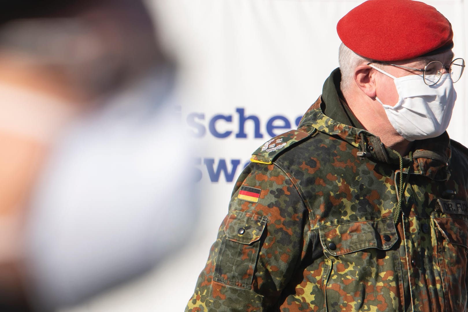 Ein Soldat der Bundeswehr mit Mundschutz: Laut eines Berichts will die Bundeswehr wegen Engpässen in der Versorgung selbst Desinfektionsmittel herstellen.
