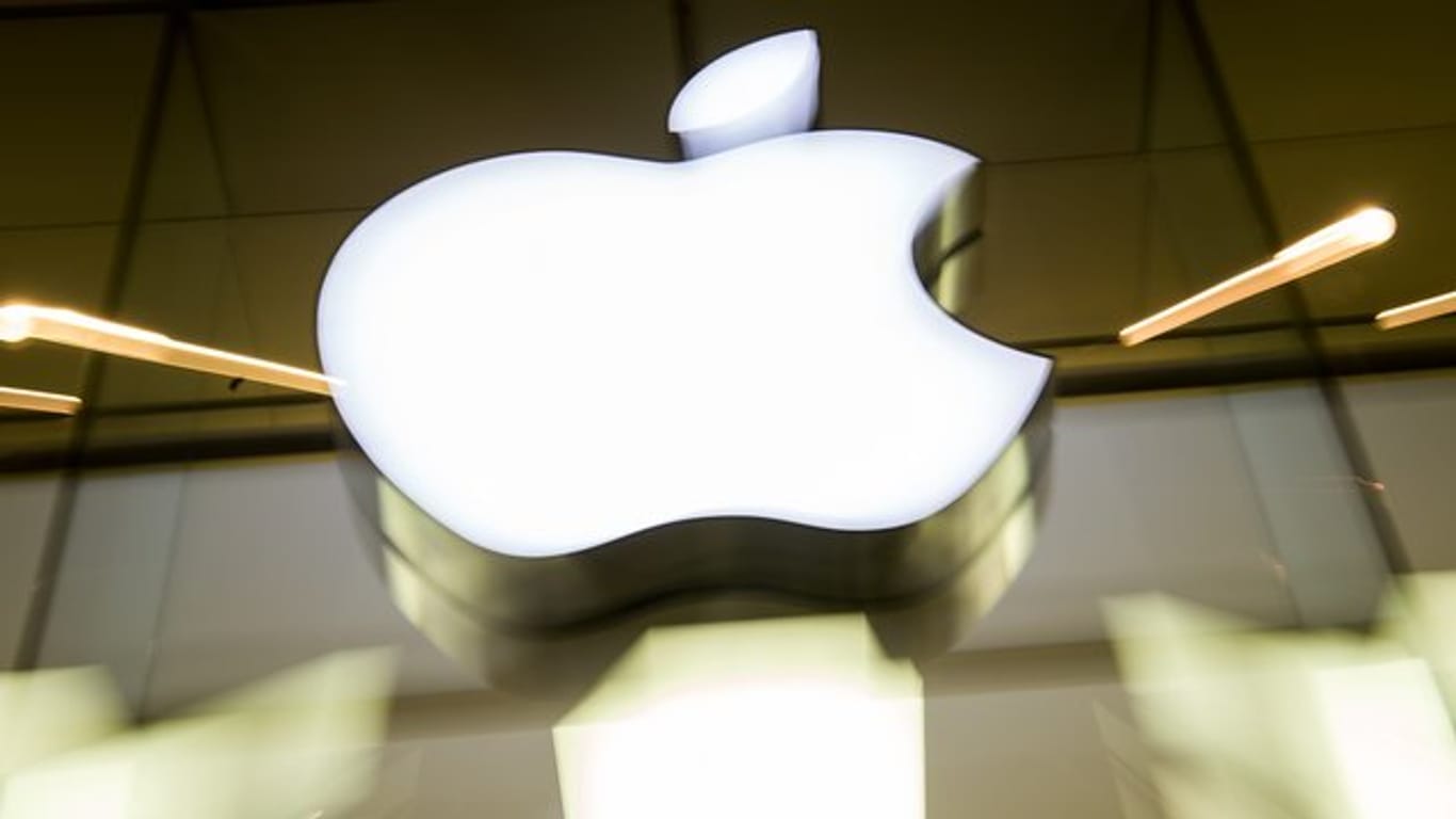 Das Apple-Logo an der Fassade eines Apple Stores.