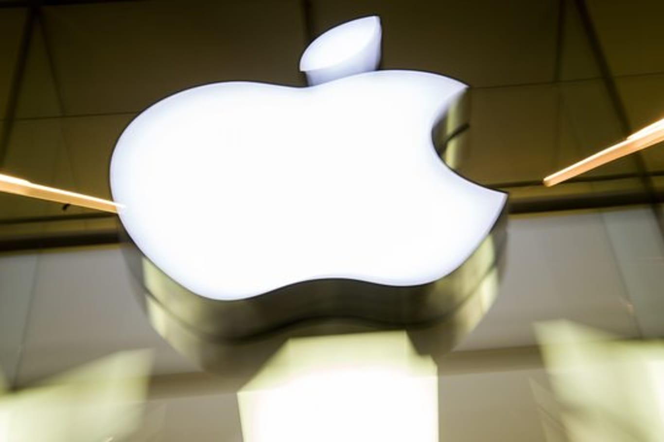 Das Apple-Logo an der Fassade eines Apple Stores.