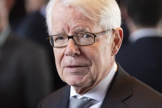 Reinhard Rauball hofft auf einen Neustart der Bundesliga im Mai.