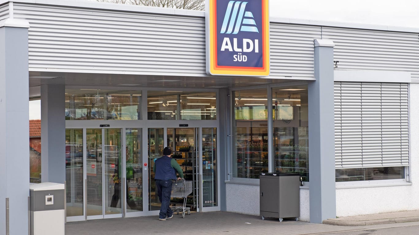 Filiale von Aldi Süd in Friedberg: Die Ruhe vor dem Osteransturm. Auch Discounter wie Aldi erwarten in der Woche vor Ostern mehr Kunden.