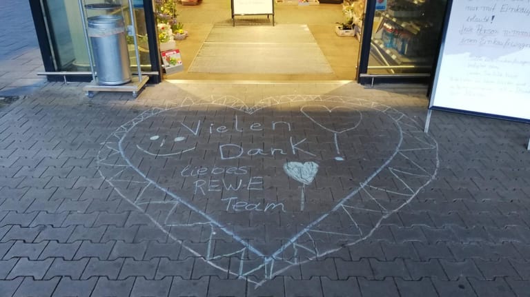 Besonderes Dankeschön: "Vielen Dank liebes Rewe-Team" ist am Eingang eines Rewe-Supermarktes im niedersächsischen Bad Laer zu lesen.