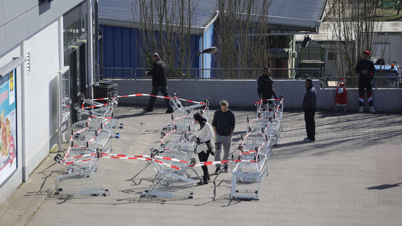 "Temporäre Zutrittsbeschränkungen": In Saarbrücken-Burbach steuern Kundenbetreuer den Zutritt zur Filiale.