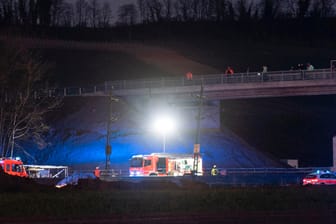 Feuerwehrfahrzeuge stehen bei dem verunglückten Zug: Bei dem Zugunglück auf der Rheintalstrecke ist laut Polizeiangaben eine Person ums Leben gekommen.