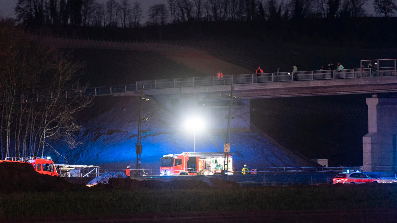 Feuerwehrfahrzeuge stehen bei dem verunglückten Zug: Bei dem Zugunglück auf der Rheintalstrecke ist laut Polizeiangaben eine Person ums Leben gekommen.
