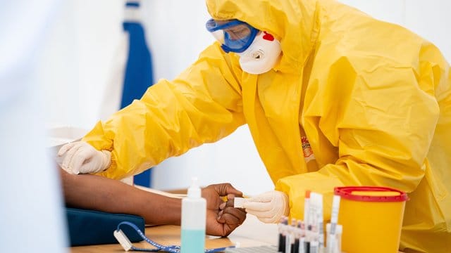 Medizinisches Personal führt einen Coronavirus-Test durch.