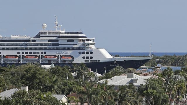 Das Kreuzfahrtschiff "Zaandam" legt im Hafen von Fort Lauderdale in Florida an. Das Kreuzfahrtschiff "Zaandam" legt im Hafen von Fort Lauderdale in Florida an.