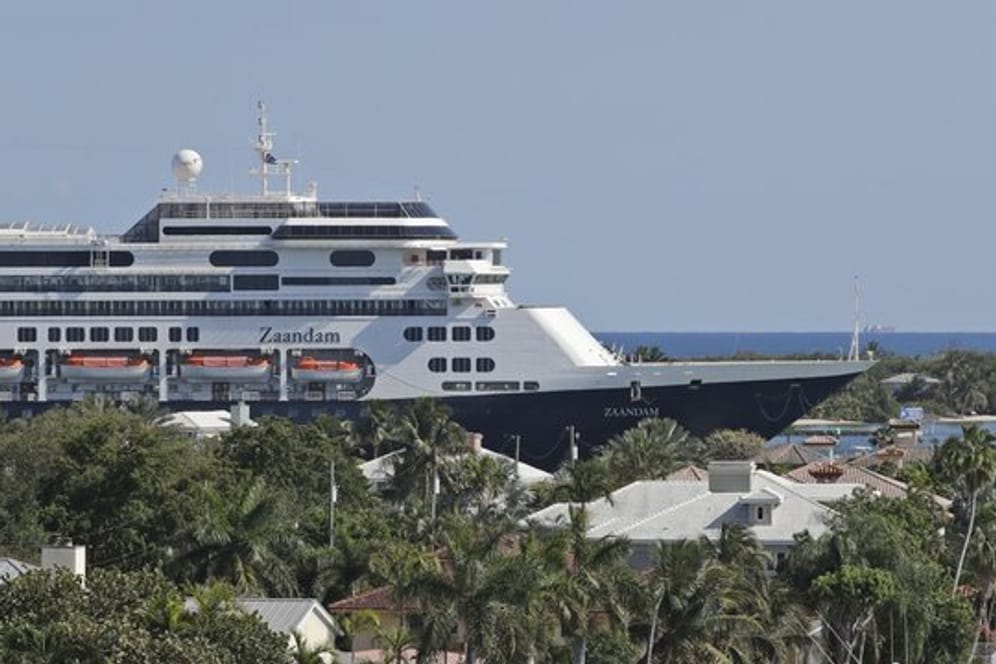 Das Kreuzfahrtschiff "Zaandam" legt im Hafen von Fort Lauderdale in Florida an.