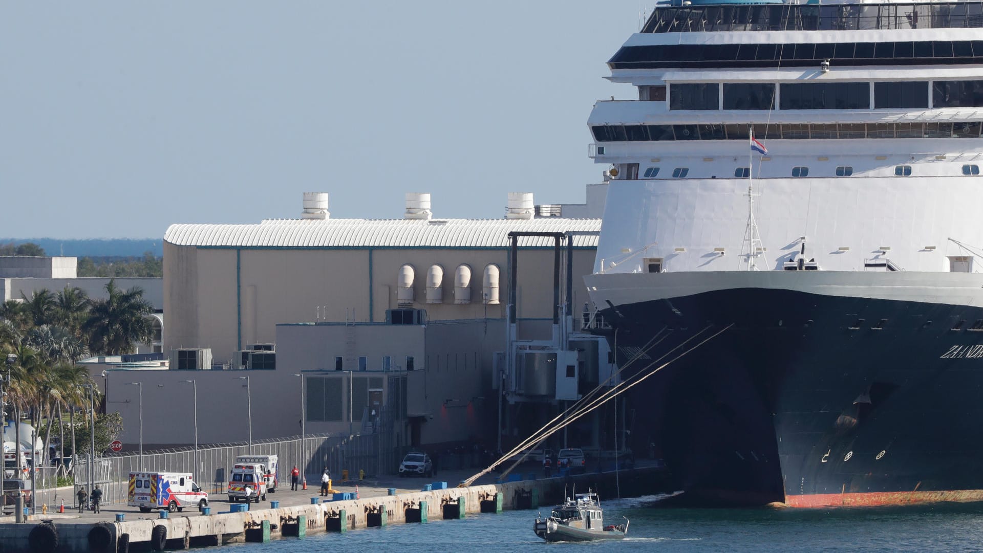 Die "Zaandam" liegt in einem Hafen in Fort Lauderdale: Nach einer Irrfahrt durfte der Kreuzer nun in Florida anlegen. Die "Zaandam" liegt in einem Hafen in Fort Lauderdale: Nach einer Irrfahrt durfte der Kreuzer nun in Florida anlegen.