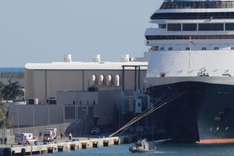 Die "Zaandam" liegt in einem Hafen in Fort Lauderdale: Nach einer Irrfahrt durfte der Kreuzer nun in Florida anlegen.
